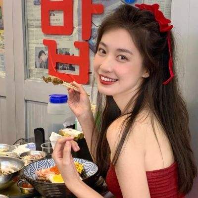 英国女孩给月饼拍开箱视频：月饼好吃汉字很美